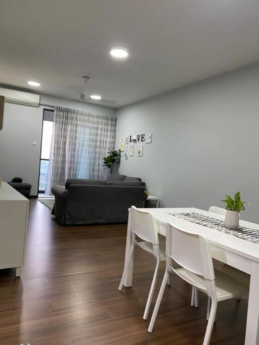 Family Friendly Multiple Parking 3bedroom *