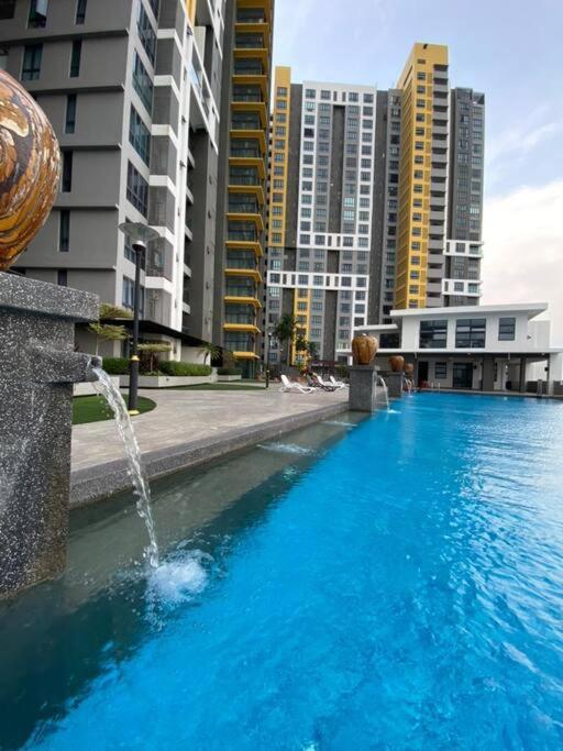 Family Friendly Multiple Parking 3bedroom Apartment Seri Kembangan